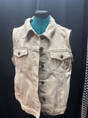 Cabela's Women's Tan Logo Jean Jacket Label